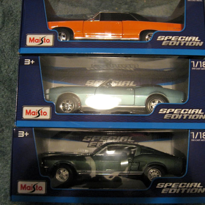 Maisto 1:18 die-cast car set box with three classic cars, special edition branding
