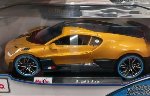 Maisto Bugatti Divo 1:18 diecast model car, gold with black accents, blue wheels