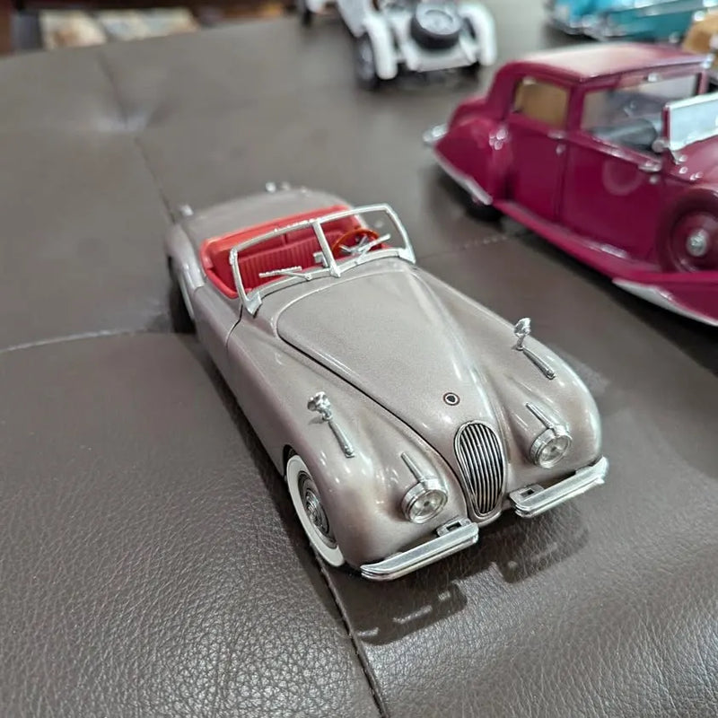 1:24 diecast classic car model, silver-gray, front three-quarter view