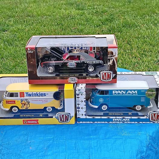 1:24 scale diecast cars in boxed packaging, twin car display