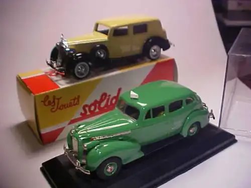 1:43 diecast model car set with green and yellow classic cars in display bases
