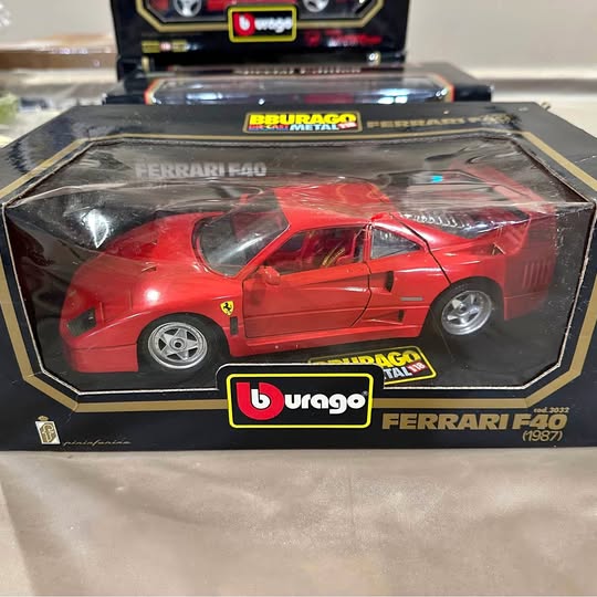 Bburago 1:18 scale Ferrari F40 red diecast car