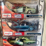 Two boxed 1:24 diecast classic cars with display stars