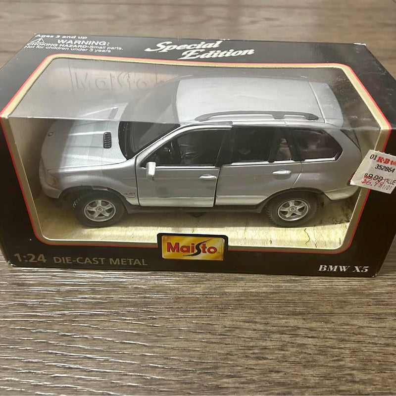 1:24 diecast metal BMW X5 model car in box, gray SUV with black windows