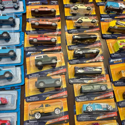 1:64 diecast car multi-pack in retail blister boxes, assorted vehicle colors