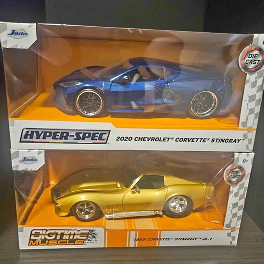 Diecast model car boxed set: blue 2020 Corvette Stingray and gold 1969 Corvette