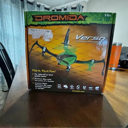 Dromida Verso drone box with illustrated quadcopter and “14+” label