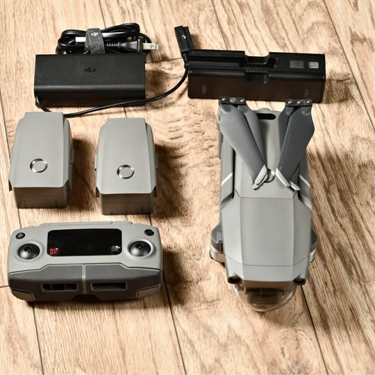 DJI Mavic 2 ZOOM drone kit: drone, controller, batteries, charging case