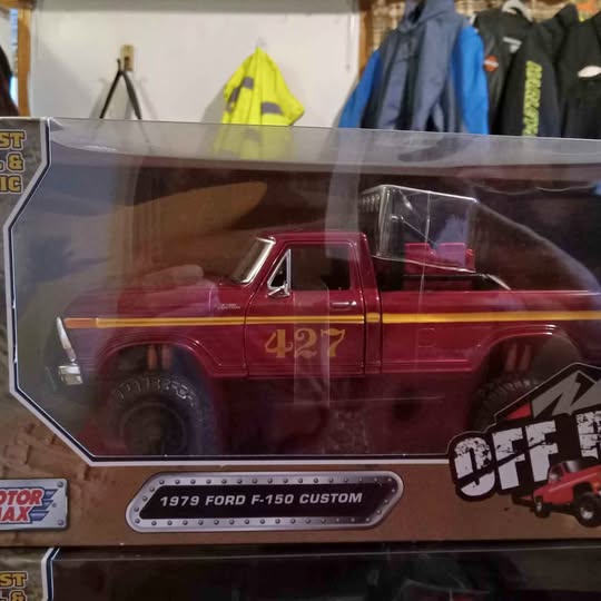 Maroon 1:24 scale diecast truck in clear blister packaging