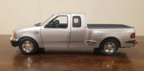 Motor Max diecast 2001 Ford F150 pickup truck in silver, side view, supercab, flareside bed