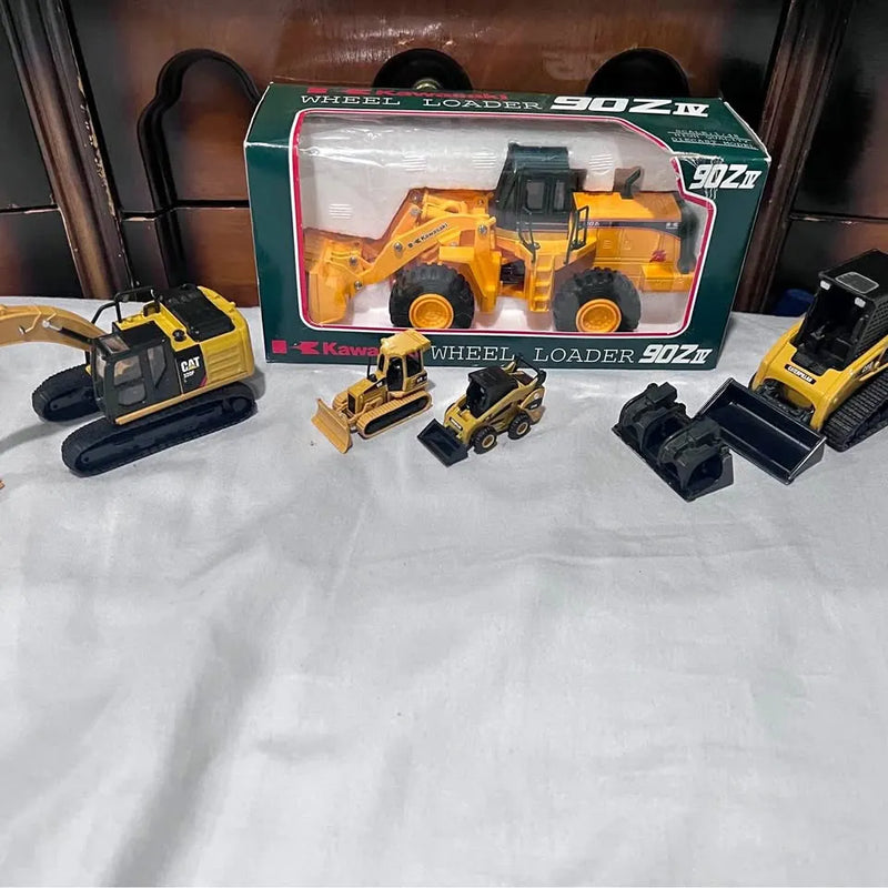 Construction diecast wheel loader and other vehicles, boxed and loose pieces