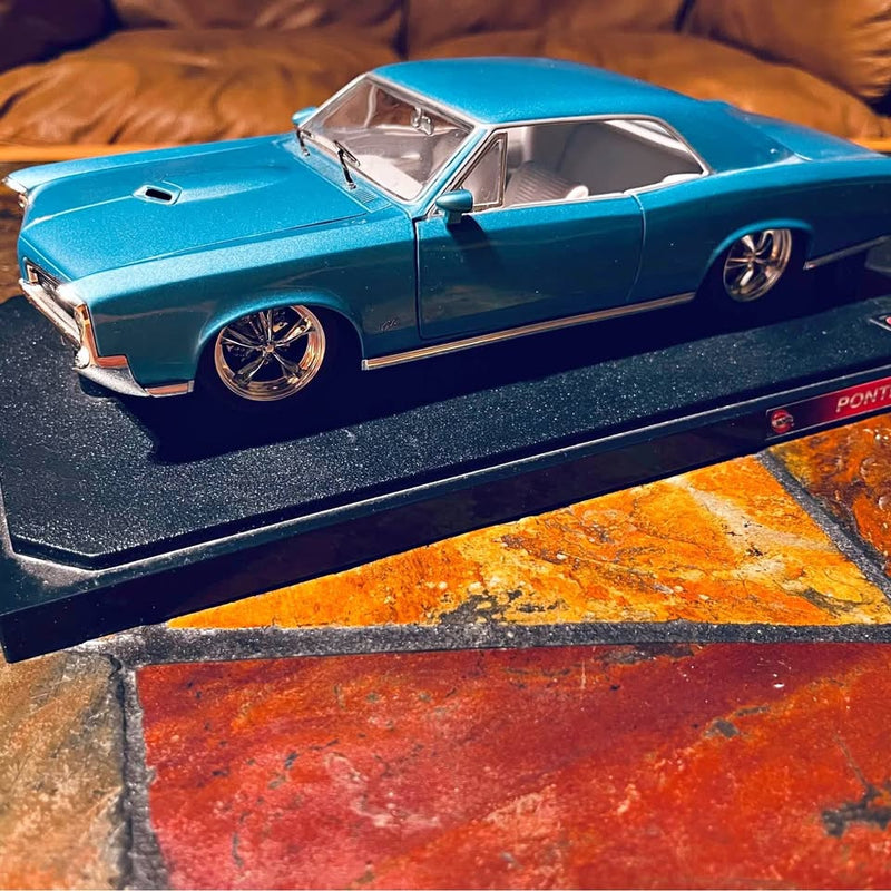 Pontiac GTO 1:18 diecast model car in blue with chrome details and black interior