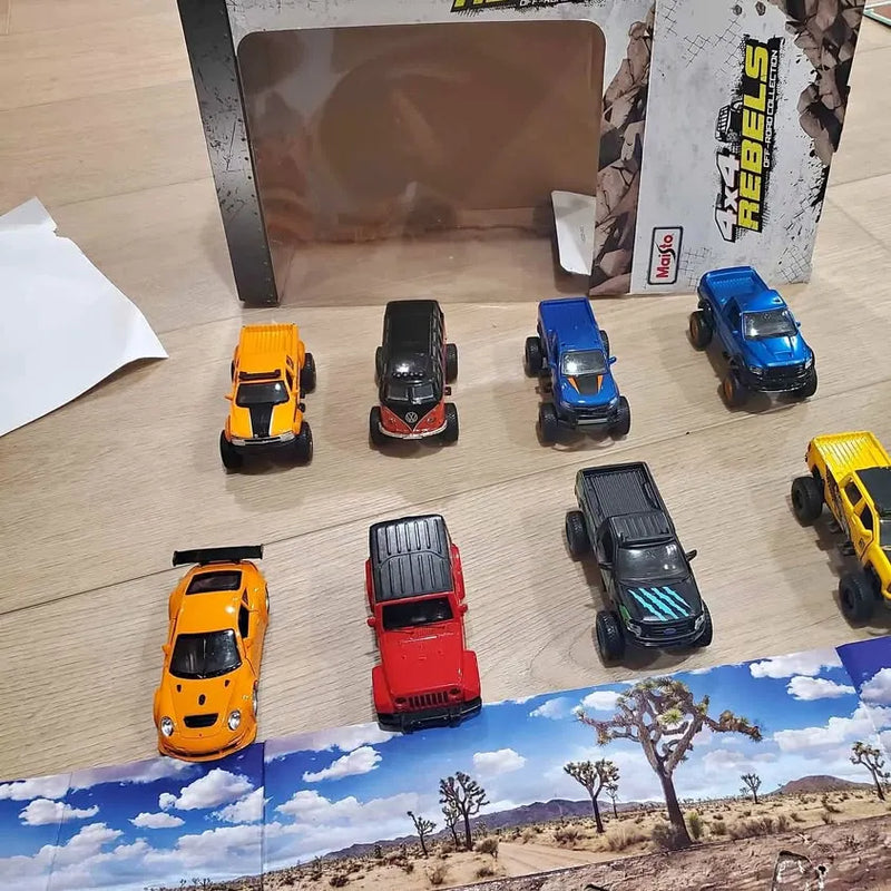 Maisto diecast car set with multiple model cars, including orange, blue, red, and yellow