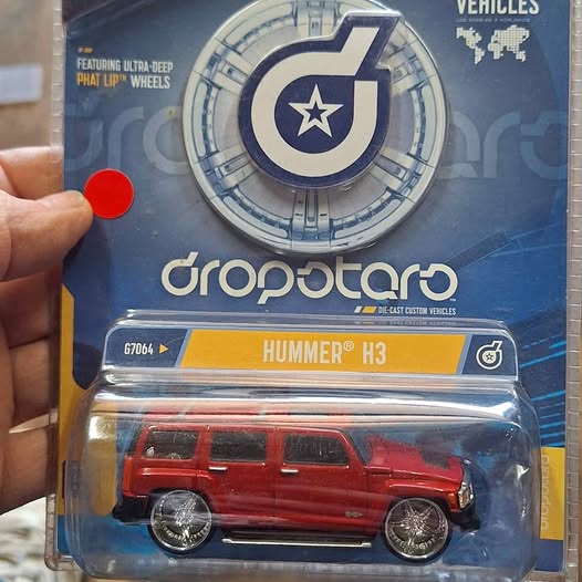 Die-cast Hummer H3 toy SUV in red, in clear blister packaging