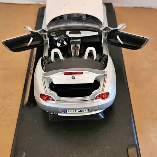 Motor Works BMW Z4 1:18 diecast car, rear view with tail lights and trunk