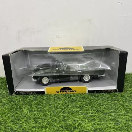 Green 1:18 diecast classic sports car in display box, detailed grille and wheels