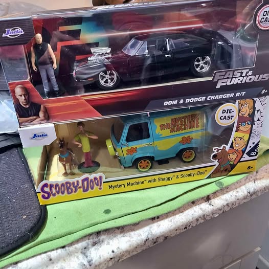 Scooby-Doo Mystery Machine die-cast in box with character figures
