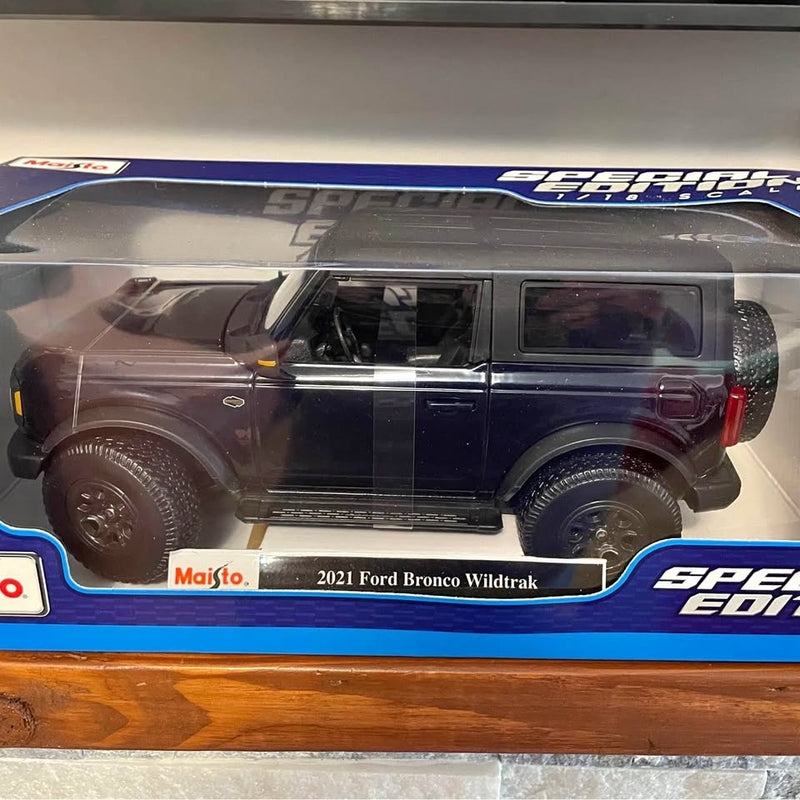 Maisto 1:18 diecast Ford Bronco Wildtrak model, dark brown SUV with black roof