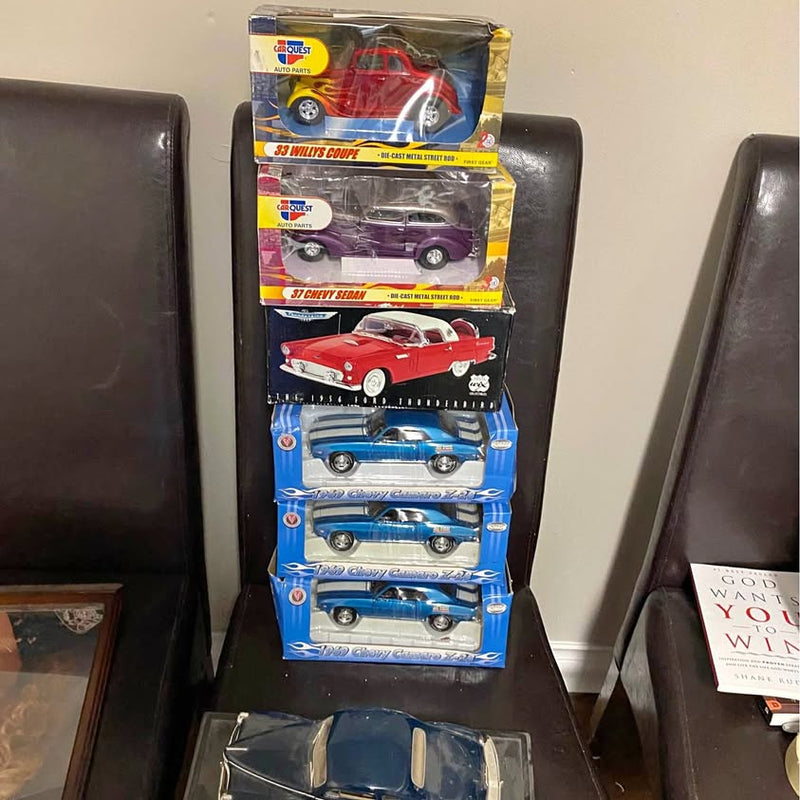 Diecast car multipack in boxed blister with assorted red and blue cars
