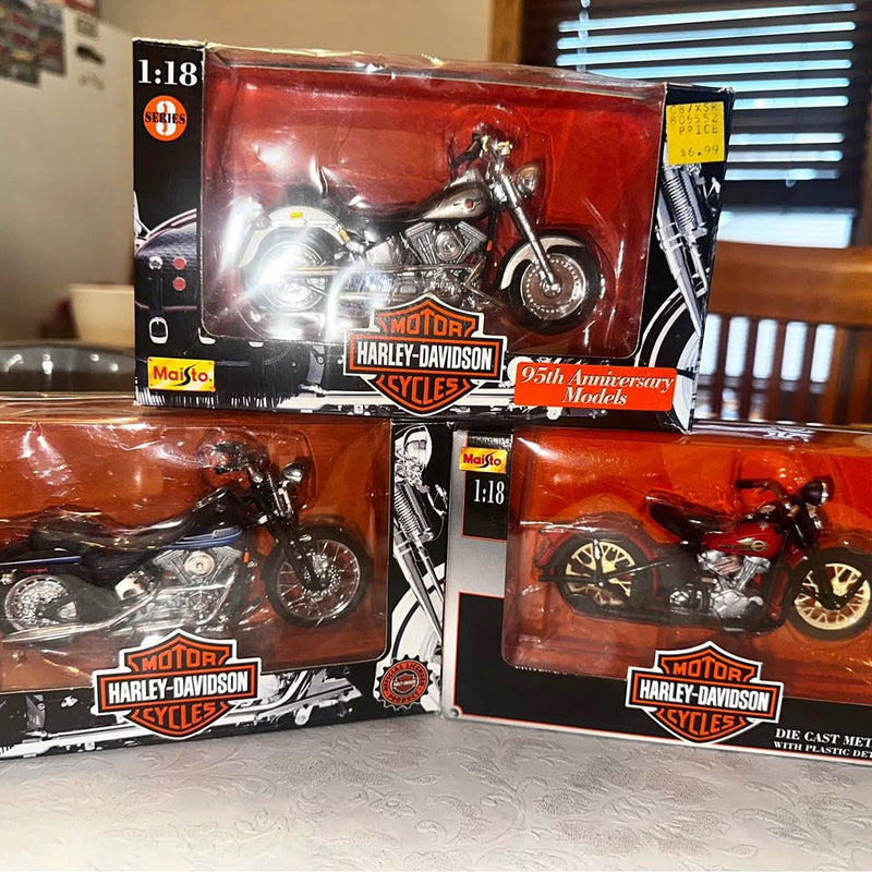 1:18 scale die-cast Harley-Davidson motorcycle in retail box (red)