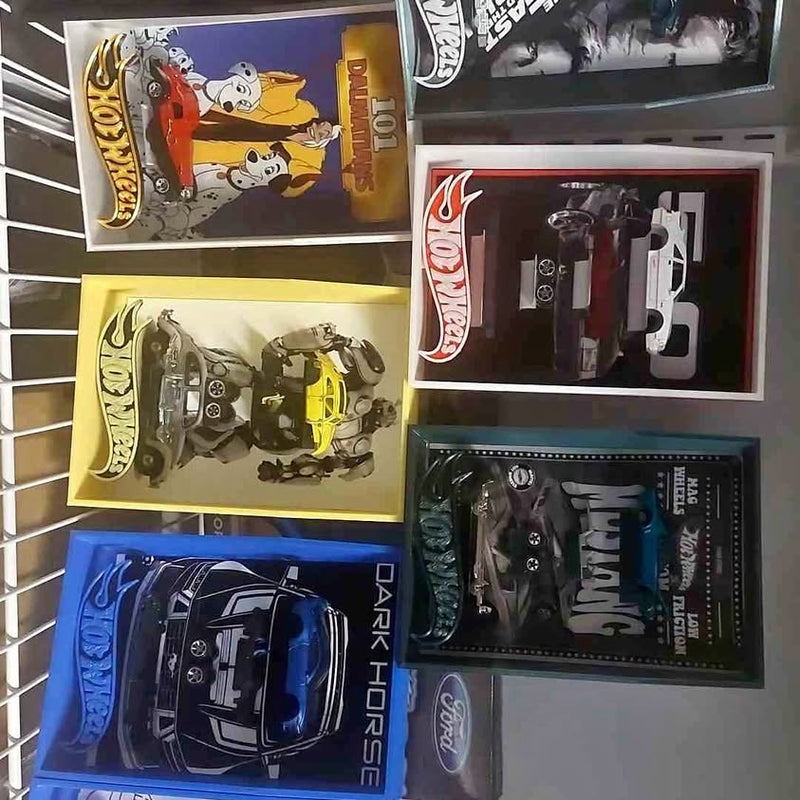 Diecast display box with custom 3D printed logos and model car figures