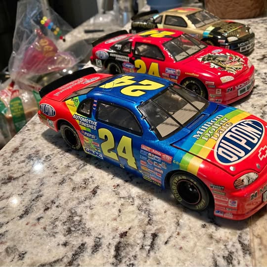 1:24 diecast race car set, blue and red stock cars with sponsor decals