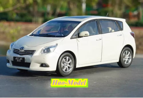 1:18 scale white Toyota EZ Verso alloy diecast car model with silver wheels