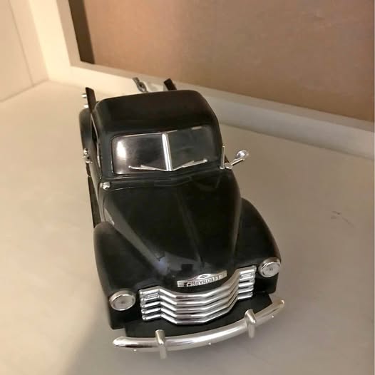 1:18 diecast pickup truck, dark green/black with chrome grille and front bumper