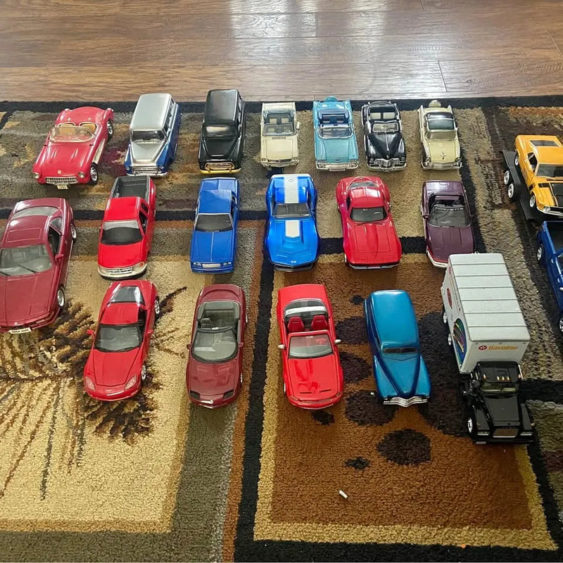 Diecast 1/24 car set with multiple colored model cars, parked on patterned rugs