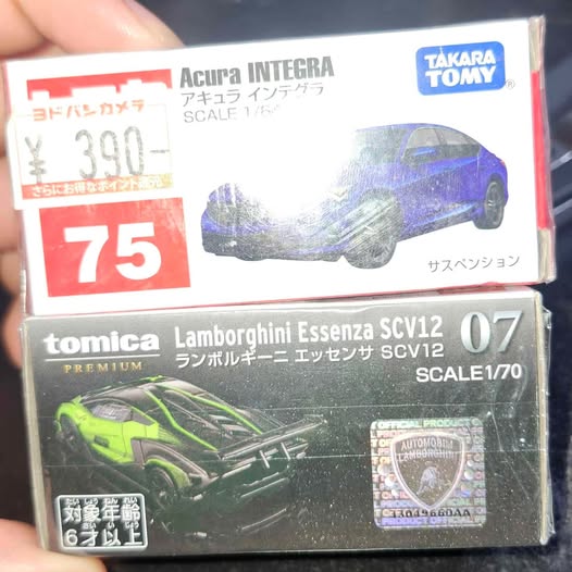 Green and black Lamborghini Essenza SCV12 diecast model car, scale 1/70