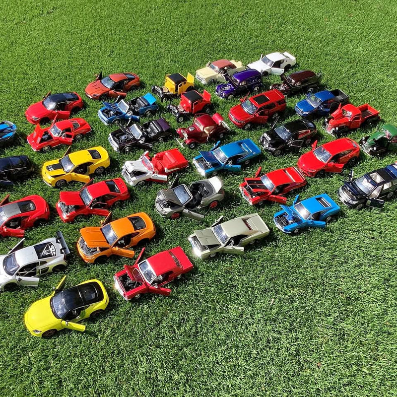 Assorted metal diecast cars, various colors, 35-pack, scale 1/24.