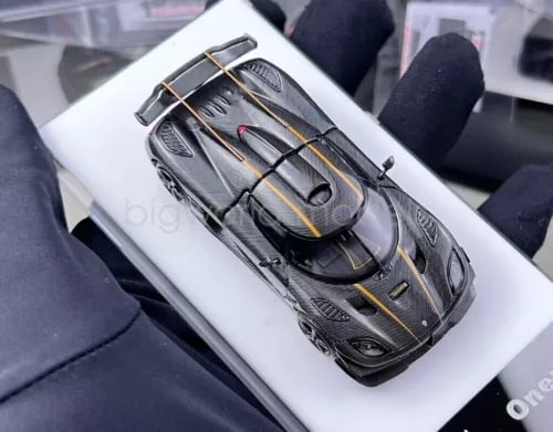 1:64 scale full carbon sports car model with gold stripes, diecast metal parts