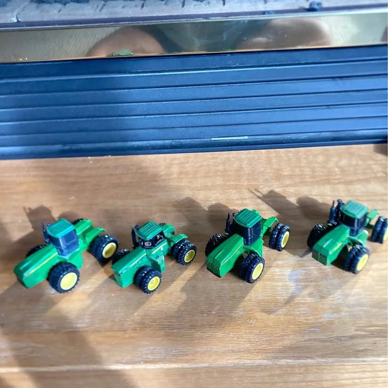 John Deere 1/64 die-cast four-wheel-drive tractor set, four green toy tractors
