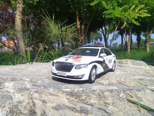 1:18 die-cast police car model, white sedan with front grille and roof light