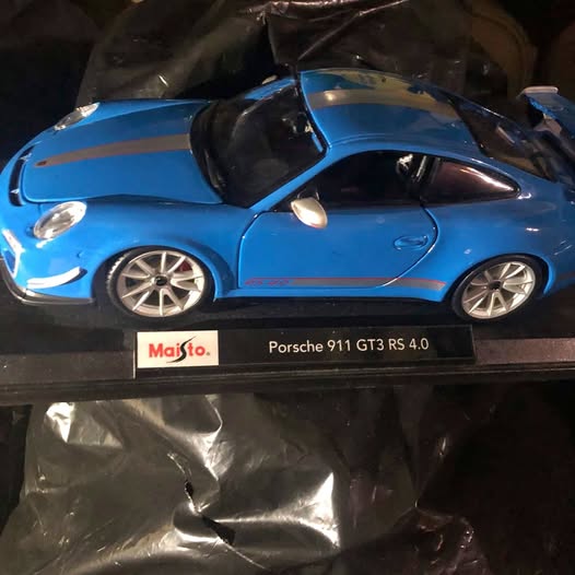 Porsche 911 GT3 RS 4.0 1/18 diecast model car, blue with front three-quarter view