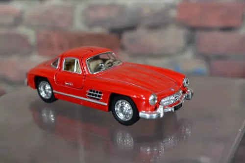 Red Kinsmart 1/36 1954 Mercedes 300SL Gullwing diecast toy car, front 3/4 view
