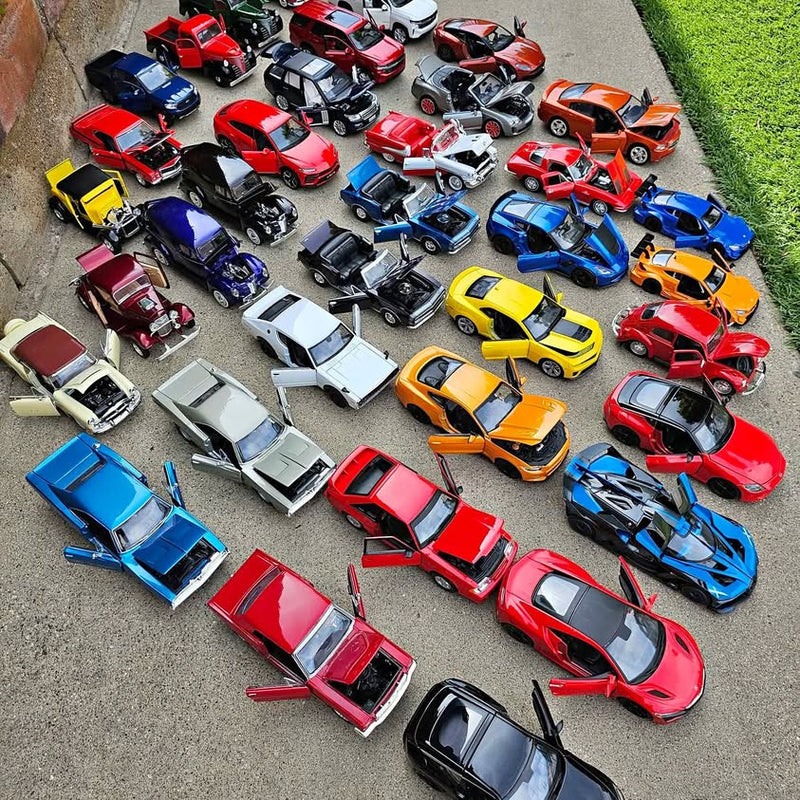 Assorted 1:24 metal diecast cars, mixed colors, detailed body and wheels