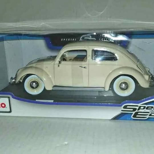 1:18 cream beige diecast Volkswagen Beetle SE, shown in retail box