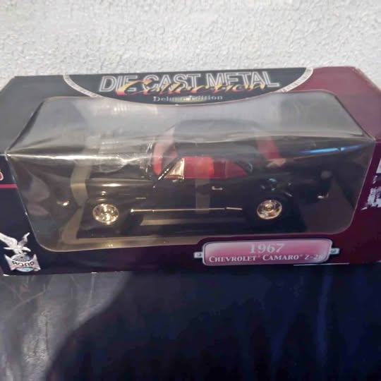1:18 die-cast 1967 Chevrolet Camaro Z/28 model car in clear display box