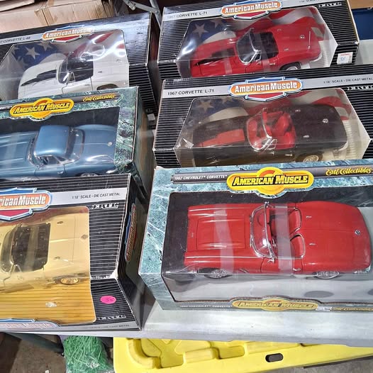 American Muscle Corvette 1:18 diecast car in retail box, red with white accents