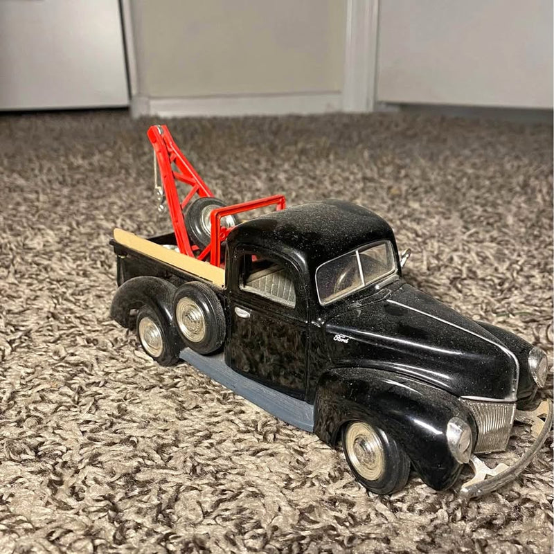 1:24 diecast classic tow truck car, black body with red crane detail