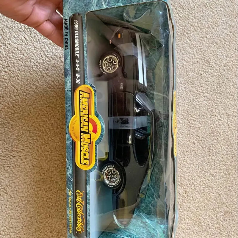 1/18 diecast muscle car model in clear blister package with card backing