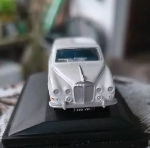 Oxford Diecast diecast model car front view, white/silver 1:76 on base