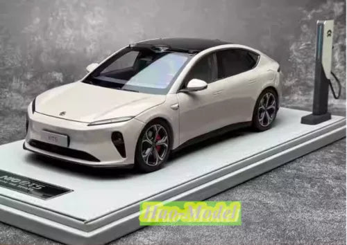 1:18 NIO ET5 diecast alloy car model, white, on display base