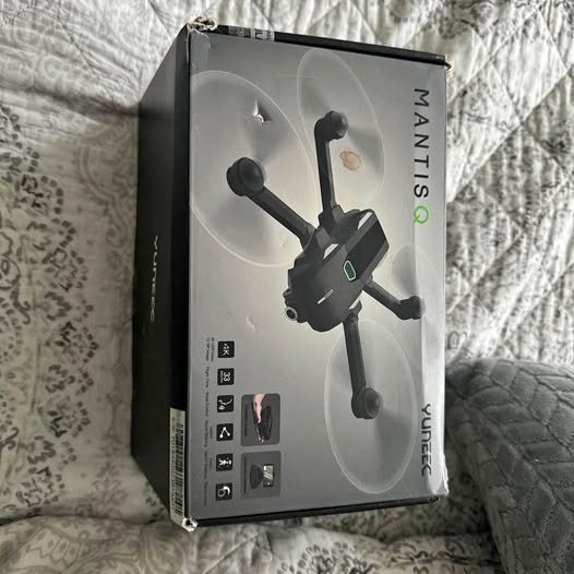 Yuneec Mantis Q drone retail box with drone illustration and features