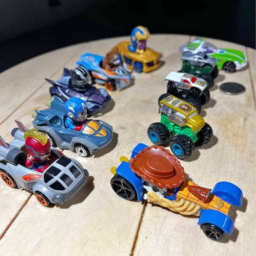 Set of 10 diecast cars in mixed colors, assorted styles