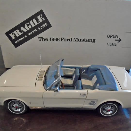 1966 Ford Mustang 1:24 diecast car, white convertible with open top and blue interior