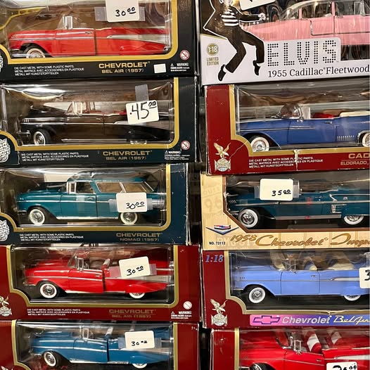 Blister-pack 1:18 scale diecast Chevrolet cars, assorted colors