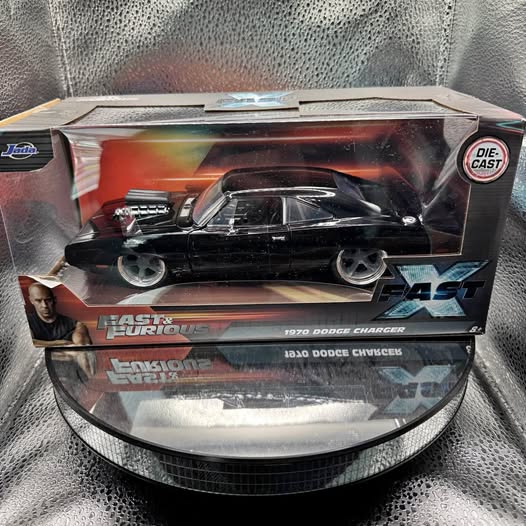 1/24 scale black Dodge Charger Hemi die-cast car in retail box with window