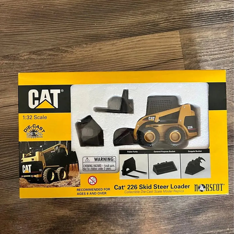 CAT 226 skid steer loader diecast model 1:32 in retail box with clear window
